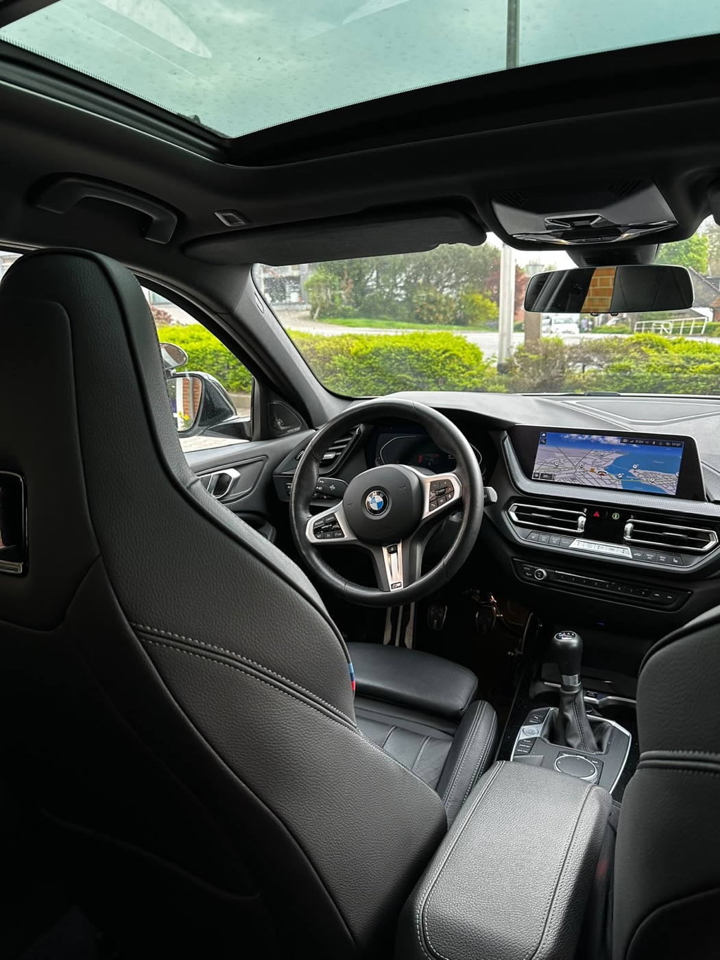 Cockpit des BMW 1er mit Schaltgetriebe