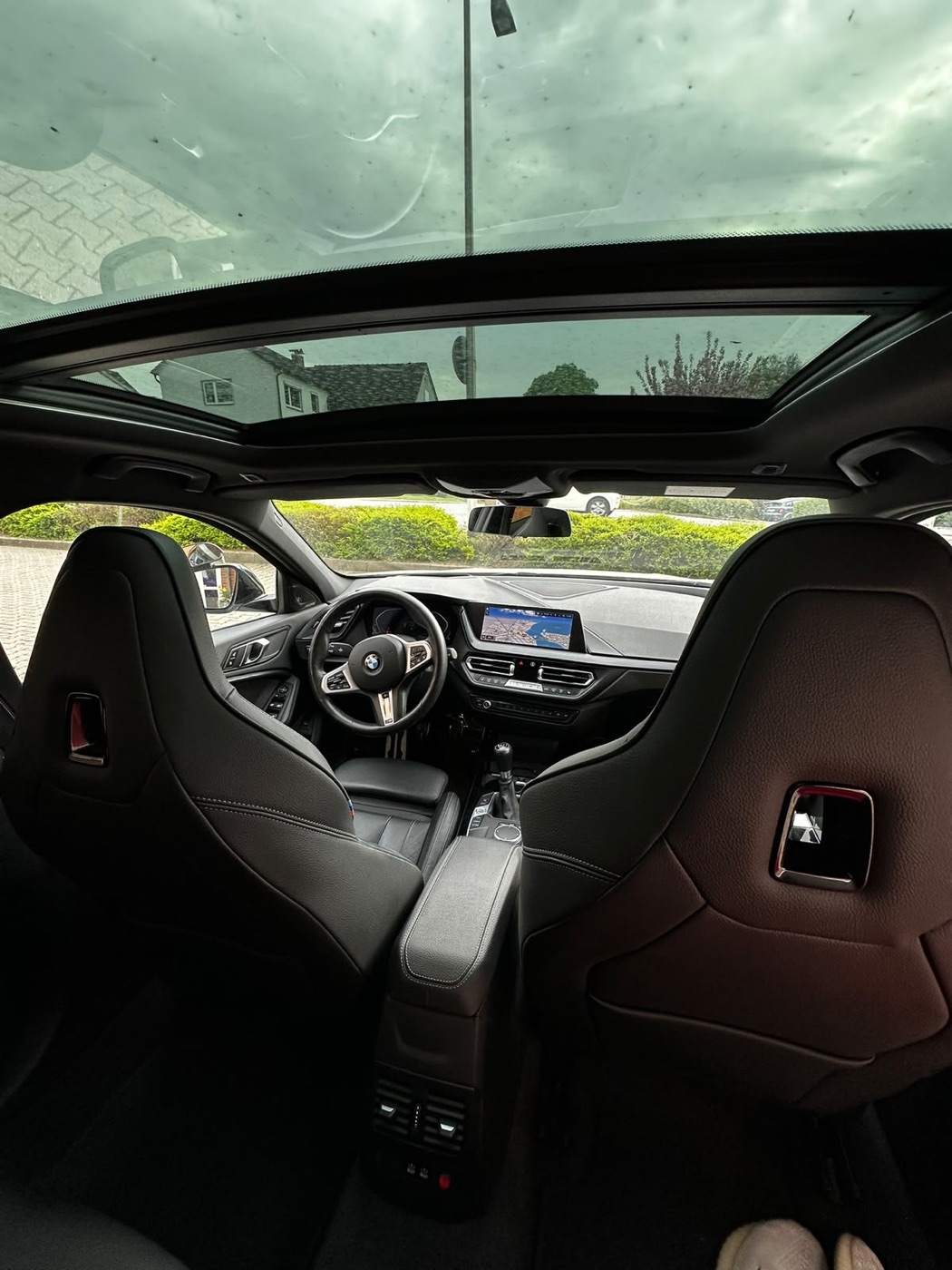 Innenraum des BMW 1er mit Panoramadach