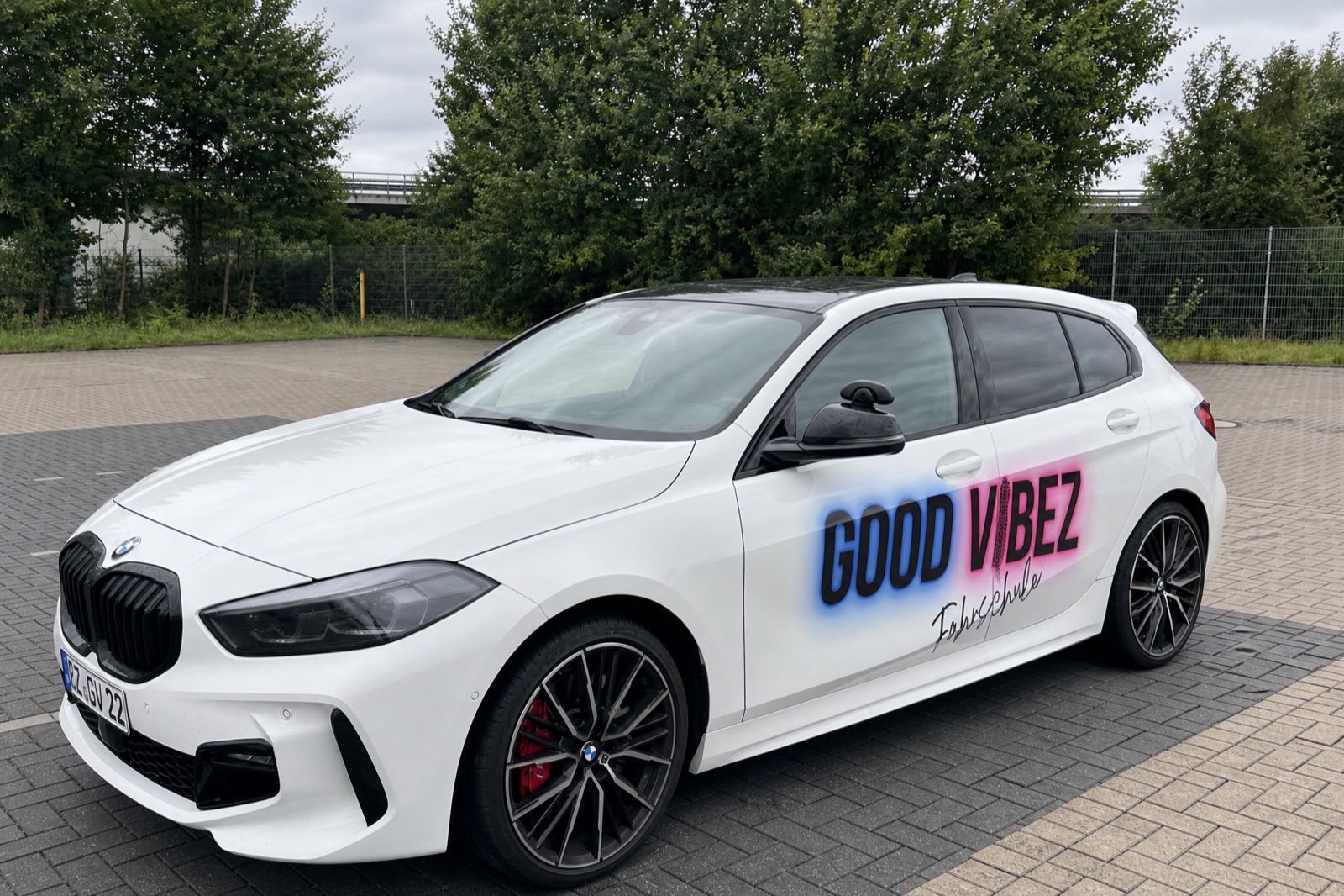 Fahrschulfahrzeug BMW 1er der Fahrschule Good Vibez