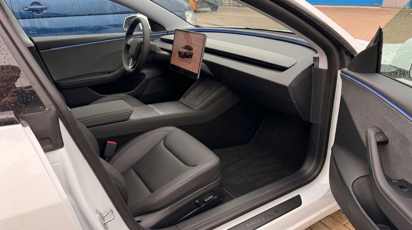 Cockpit des Tesla Model 3 mit großem Touchdisplay