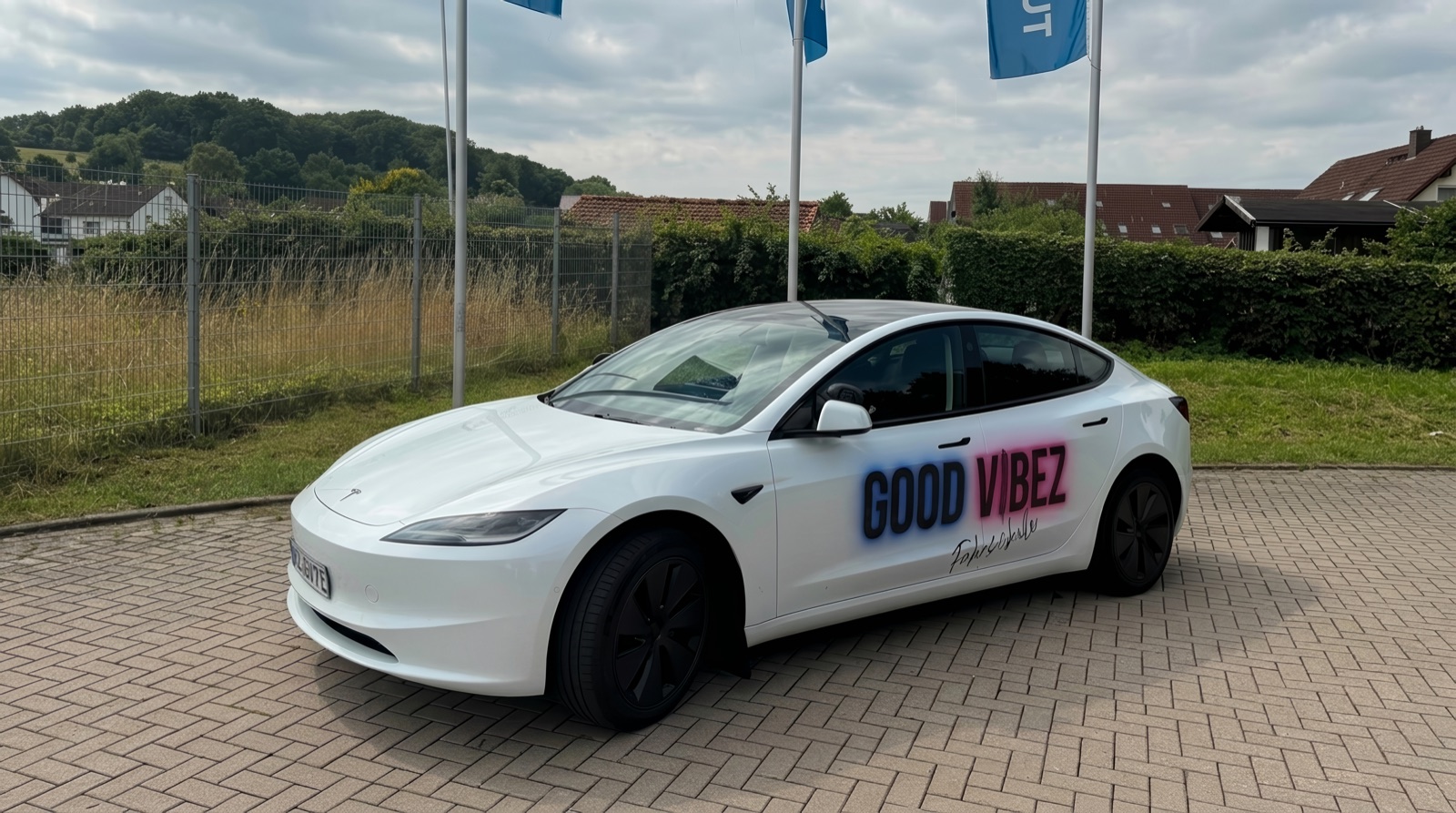 Fahrschulfahrzeug Tesla Model 3 der Fahrschule Good Vibez