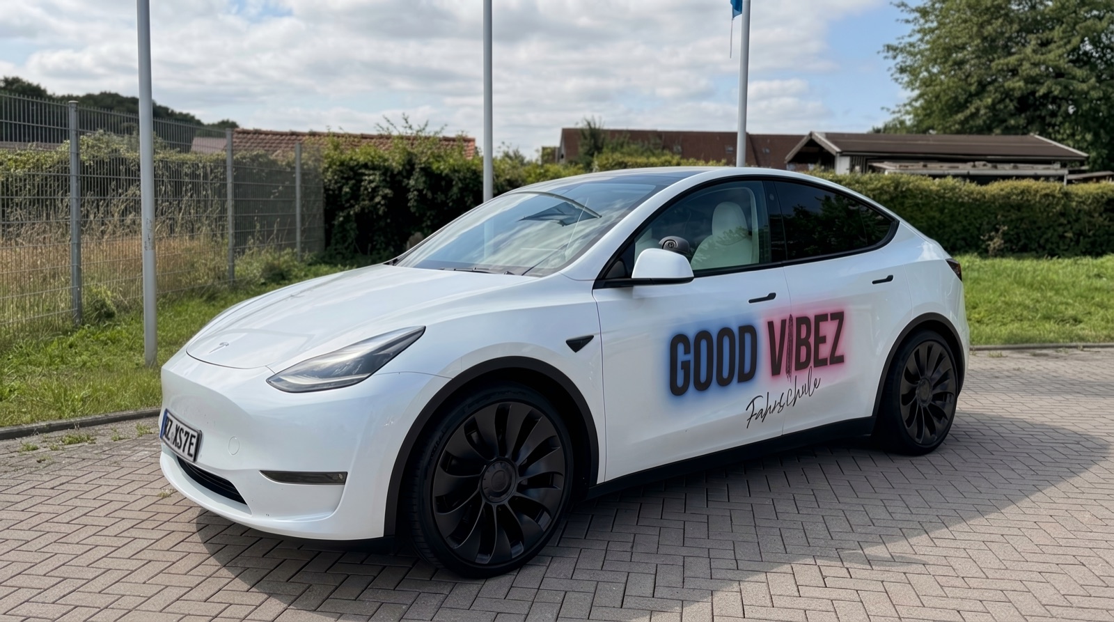 Fahrschulfahrzeug Tesla Model Y der Fahrschule Good Vibez