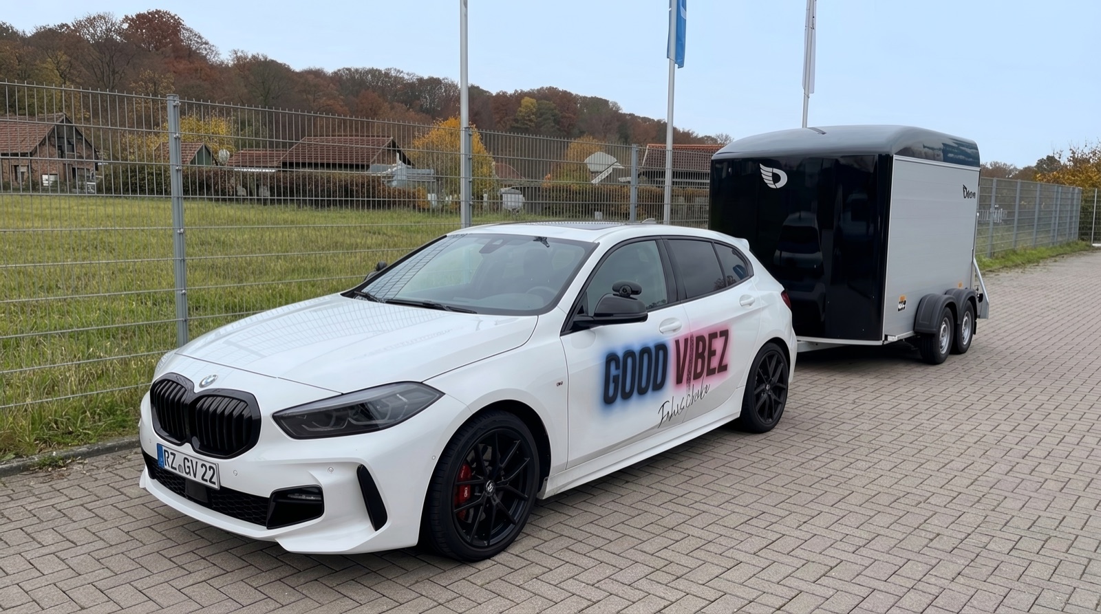 BMW 1er der Fahrschule Good Vibez mit angehängtem Debon-Kofferanhänger